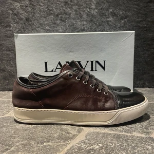 Lanvin skor  - Hej! Säljer nu dessa superfina lanvin skor. Skorna är i fint skick. Uk 8 men passar 43-44. Box medföljer 