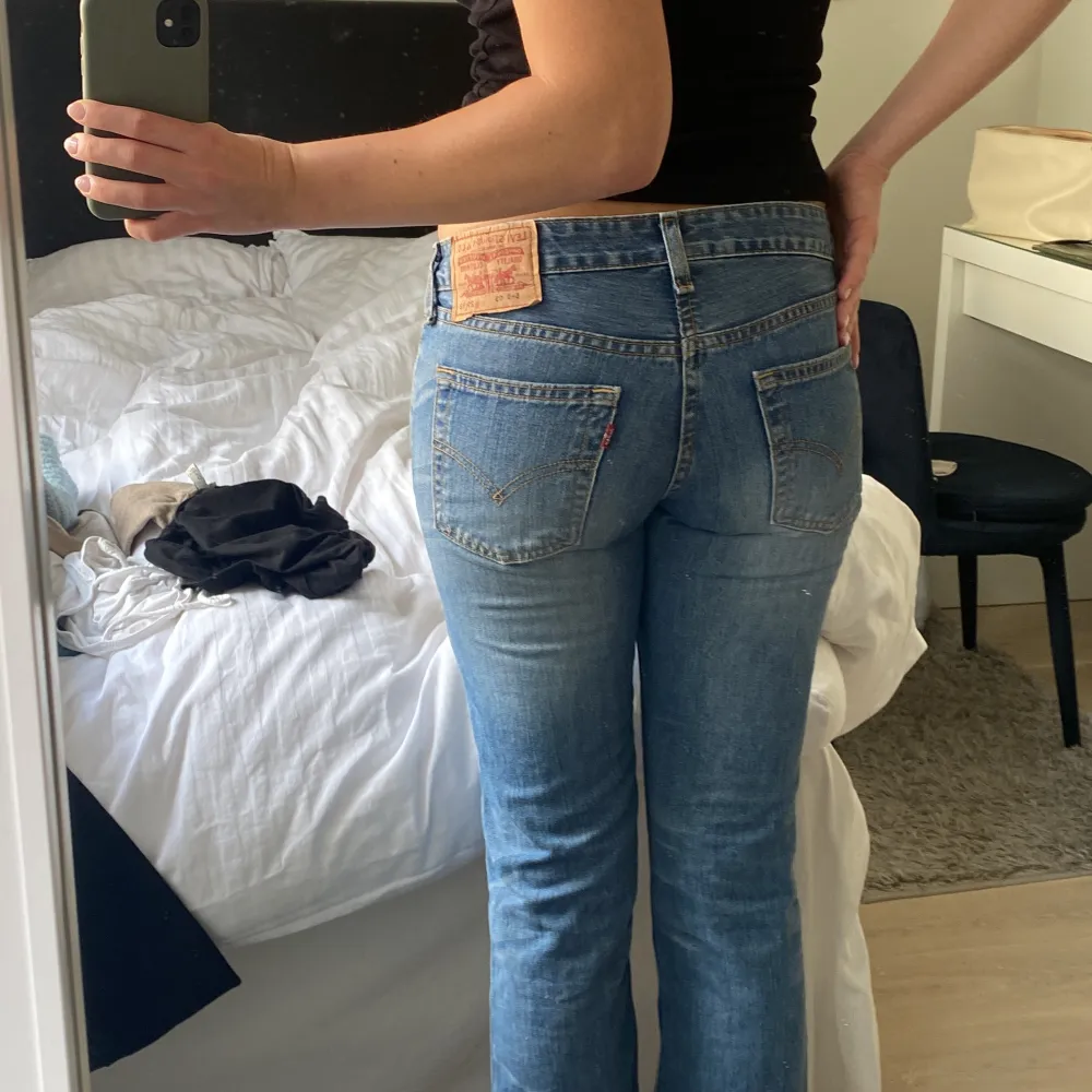 Supersnygga blå levis jeans i modellen 545 low bootcut. Tycker de är lite för små för mig som vanligtvis har storlek 38 så skulle säga att de passar en 36. Storleken är 29/32.  . Jeans & Byxor.