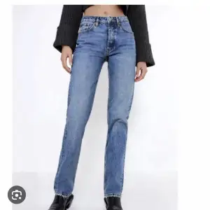 Raka jeans från zara med medelhög midja, använda fåtal gånger. Har inga bilder på då dem blivit för små. Storlek 38 men små i storleken så mer en 36 💖