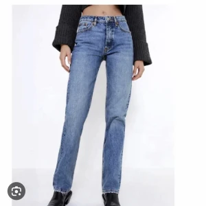 Zara mid waist straight jeans - Raka jeans från zara med medelhög midja, använda fåtal gånger. Har inga bilder på då dem blivit för små. Storlek 38 men små i storleken så mer en 36 💖