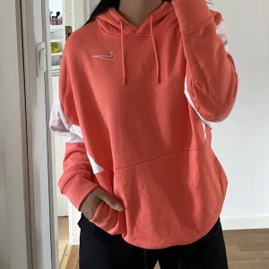 Aprikos hoddie - Hoddie från Nike i fint skick! Använd ett fåtal gånger 🫶🏽