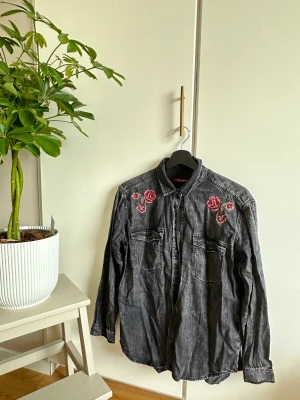 Jeansskjorta  - Grå jeansskjorta med brodering av 100% bomull.