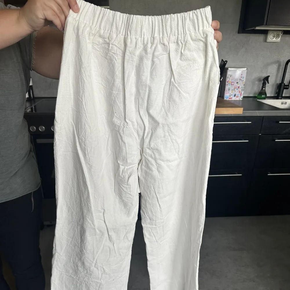 Ett par vita linnebyxor i storlek xs men skulle säga att det är i storlek M, säljer dem pga för stora!. Jeans & Byxor.