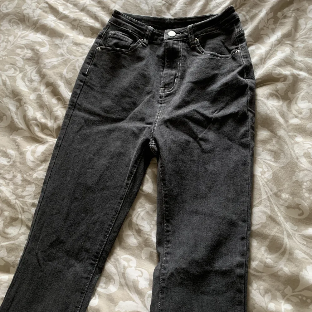 Säljer dessa gråa flare jeans som är i storlek S. Endast testade men är inte min stil. Är i fint kvalité. 🤍. Jeans & Byxor.