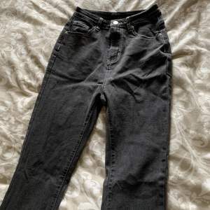 Säljer dessa gråa flare jeans som är i storlek S. Endast testade men är inte min stil. Är i fint kvalité. 🤍