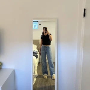 Jeans - Blåa jeans från monki, använda fåtal gånger🩵 jag är en S/M, (168cm) i jeans för referens i storlek