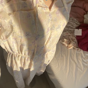 Klänning  - Säljer denna fina oanvända klänning eftersom den inte riktigt är min stil, tryck gärna på köp nu💞