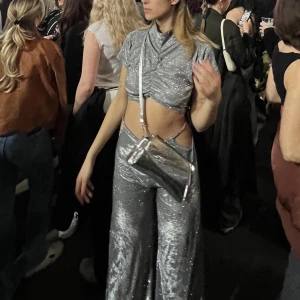 Glitter jumpsuit🪩 - Glittrig jumpsuit med turtle-neck rygglös med utskärningar och dragsko Justerbar passform, knytband både upptill och på sidan