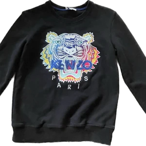 Kenzo tröja - Kenzo tröja i begagnat skick. Har en liten fläck på armen. Storlek M men liten i storleken mer som S.