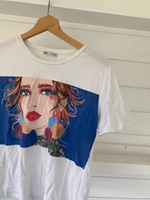 T-shirt med tryck - En häfte topp från zara
