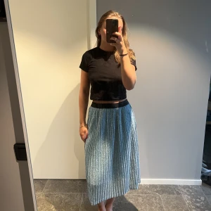 Blåglittrig kjol från Vero Moda - Blåglittrig superfin kjol, köpt från Vero Moda men märket är Y.A.S💙Är som i nyskick, frakt ingår inte i priset. 