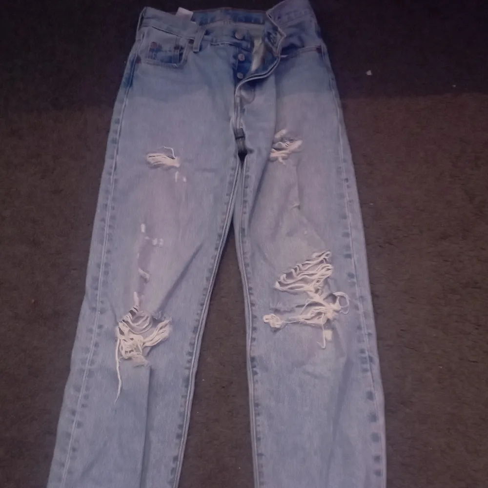 Blåa Levi's Jeans. Storlek s/xs, sitter bra på mig som är 160 cm. Använda få gånger och är i fint skick.. Jeans & Byxor.