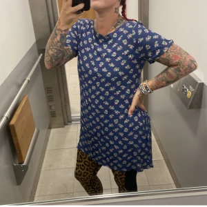 Hemmagjord klänning  - Hemmagjord klänning! Tyckte den va jätte söt! Men ja använder så sällan klänning så de är bara synd att låta den ligga. Köpte den secondhand och de är någon som har sytt den hemma. 