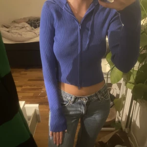 Stickad hoodie  - Jätte fin stickad tjocktröja med dragkedja. Tyvär har jag ej fått användning för den så därför är prislappen kvar⚡️