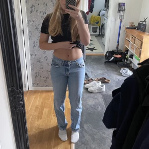 Gina low straight jeans - Gina tricot jeans i modellen low straight jeans, köpta för 500. Köparen står för frakten! 