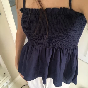 Topp - En blå volangtopp med smock från shein. Storlek 140 (barnstorlek) men passar mig som har xxs-xs, (stretchigt material). Fint skick! Köparen står för frakten💙