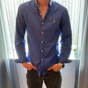 Ralph Lauren skjorta - Hej! Säljer min nästan sprillans nya ralph lauren skjorta. Modellen är 184, skriv för fler bilder eller om du har funderingar🙌