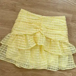 Super gullig gul volang kjol från Gina! Säljer pga köpte fel storlek! Passar xs-s