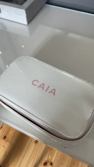 Caia necessär  - Säljer min Caia necessär då den inte kommer till användning, använd men i bra skick. skriv om ni har frågor. 💕