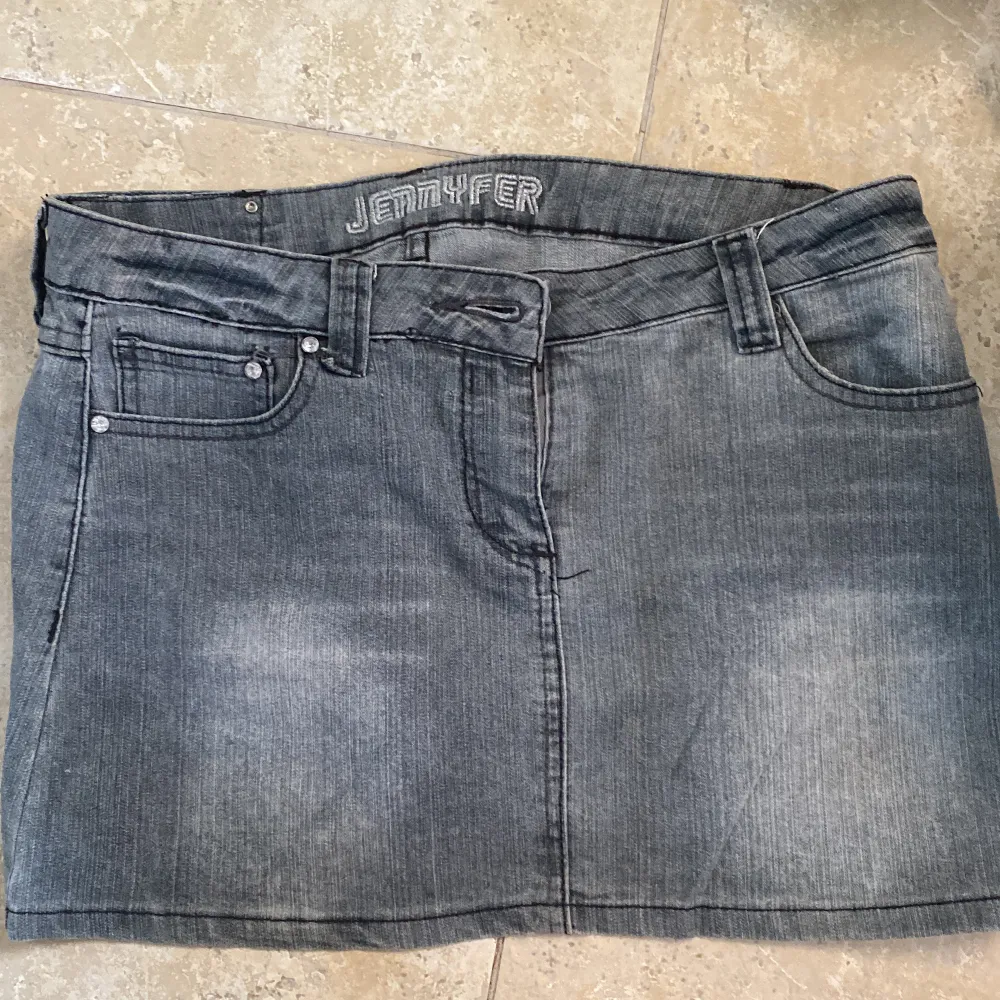 grå lågmidjad mini jeanskjol i nyskick. Så fin och har detaljer på fickorna. Står ingen storlek men skulle uppskatta 38💓 midjemått:70. Kjolar.
