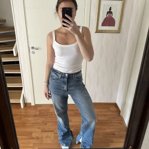Zara jeans - Jeans från Zara med slit  Storlek 40 Endast använda ett fåtal gånger 