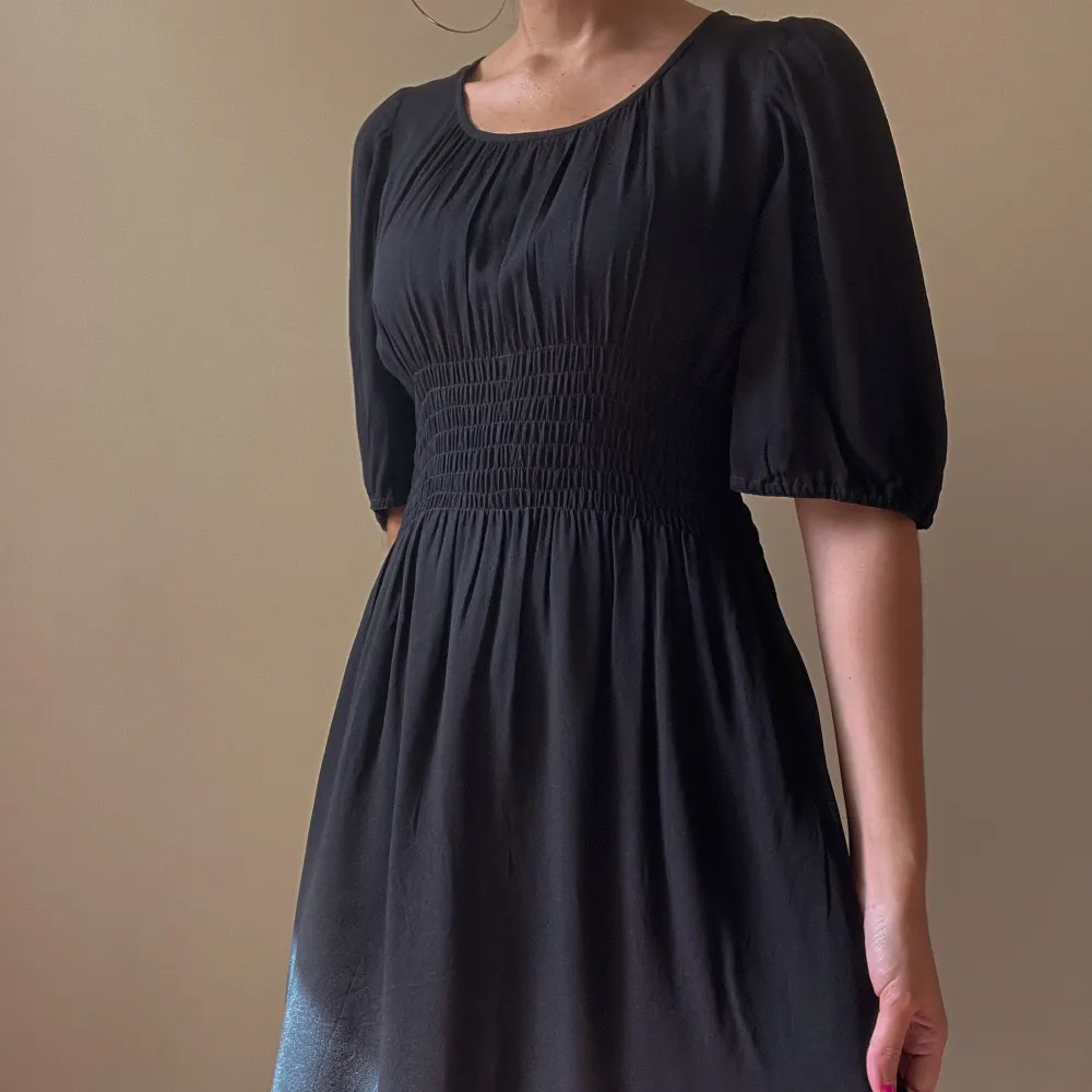 dreamy Vintage Nina Ricci long black maxi dress due to elastic waist and puff sleeve, flexible sizes M-XL Length 132CM romantic silhouette with open neckline, puff sleeves, and elastic fitted waist excellent condition . Klänningar.