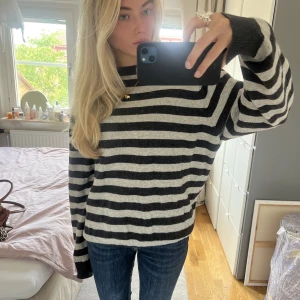 Stickad tröja - Mysig stickad tröja perfekt till svalare kvällar och kallare väder💞 Storlek xl men sitter bra oversized på mig som oftast har st xs/s