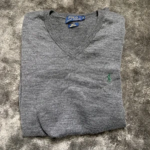 Ralph Lauren tröja - Säljer denna snygga Ralph Lauren tröja. Passar även väldigt bra med skjorta under. Skick 9/10. Nypris:1200kr