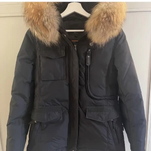 Hollies Livigno - Säljer min Hollies vinterjacka i modellen: Livigno.  Jackan har används Max 2ggr, så den är i super bra skick! Väldigt fin jacka med äkta pälskrage.  Storlek 38, passar mig som bär 36 i vanligt fall. Ny pris: 4,499:- 