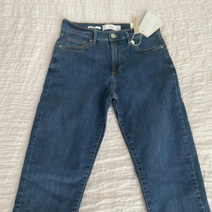 Y2K jeans oanvända från Mango - Skinny jeans strlk 36 Oanvända med etiketter kvar  För tips av Y2K, 2000’s, 90’s styling, kontakta mig gärna  Vid fler frågor, kontakta mig gärna 