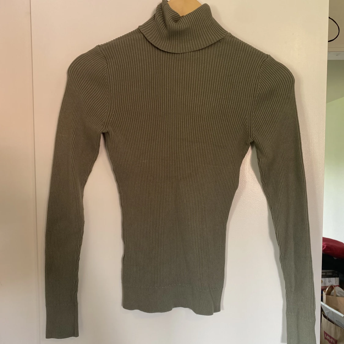 Smutsgrön polotröja