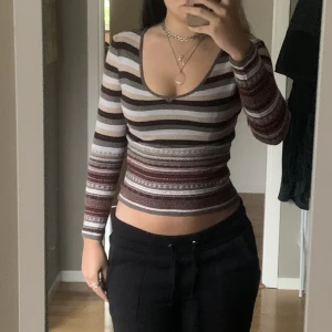 söt merino/akryl långärmad - säljer denna supersöta långärmade bruna tröjan eftersom att den inte kommer till användning och är för fin för att bara ligga i garderoben! pris går att diskutera och ställ gärna frågor!💕