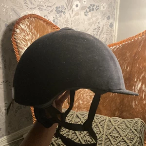 Ridhjälm  - Säljer en jätte fin ridhjälm som är använd 6 ggr😊 inga skador eller nått. Är bara för liten för mig. Materialet är sammet ❤️