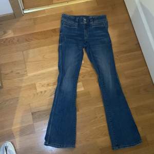 Säljer dessa low waisted bootcut jeansen säljer dom då dom är för korta dom är knappt andvända då dom e för korta för mig. Pris går att diskutera💕🫶🏽