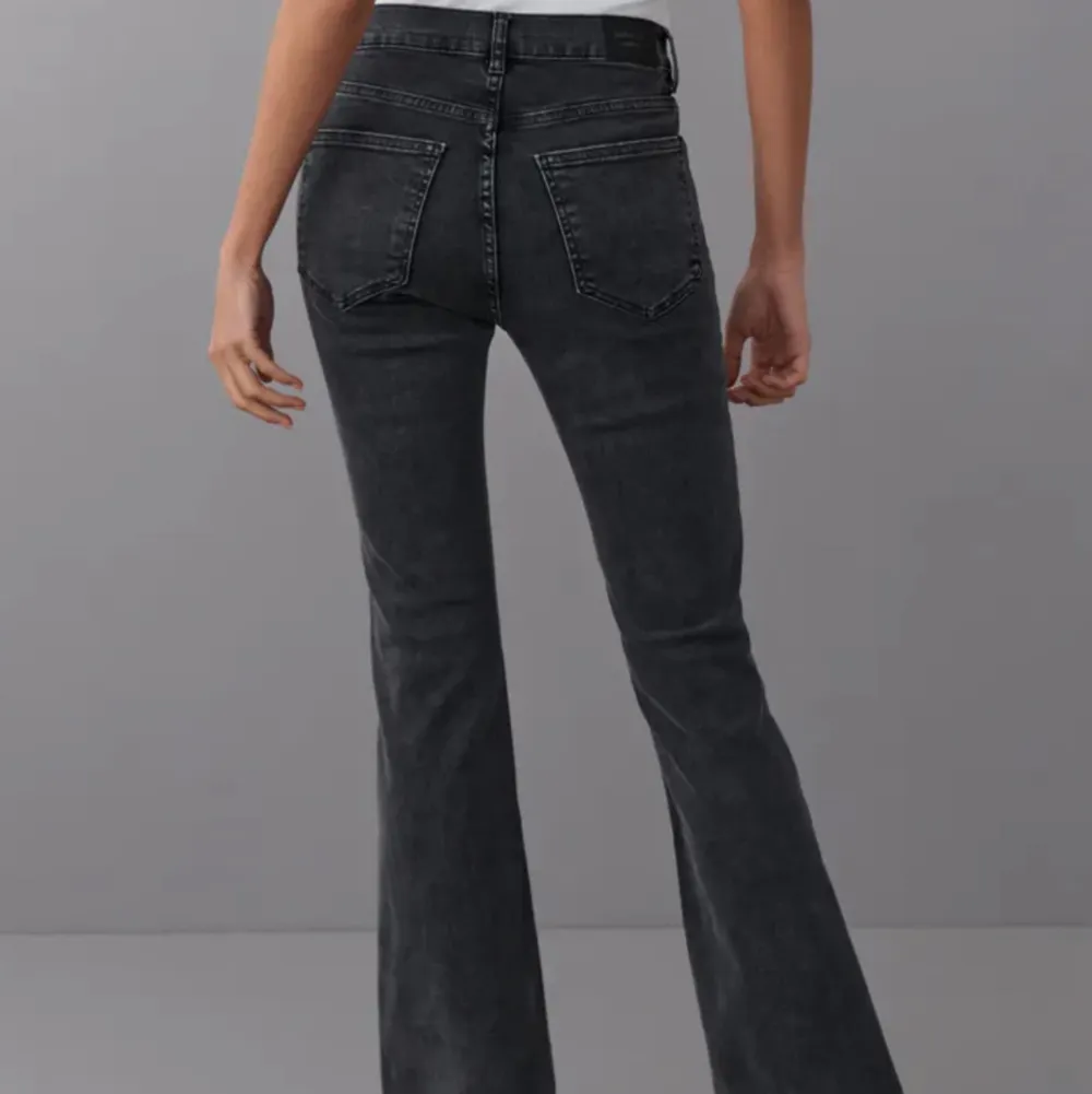 Säljer dessa fina jeans då dom inte längre kommer till användning! De är väldigt sparsamt använda☺️ Nypris 500kr, men säljer dem för 200kr💕 Köparen står för frakten och betalning sker via Swish💕 . Jeans & Byxor.