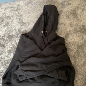 Svart hoodie från lager 157 🫶🏽 - Typ aldrig använd och har inga hål eller tecken på användning🫶🏽