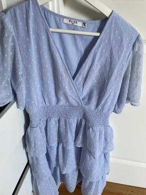 Blå volang klänning  - Säljer min favorit klänning med en super fin färg💙