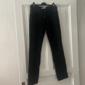 Jeans från zalando  - Svarta lågmidjade jeans från zalando, storlek 38  Använda typ 5 gånger, men bra skick.