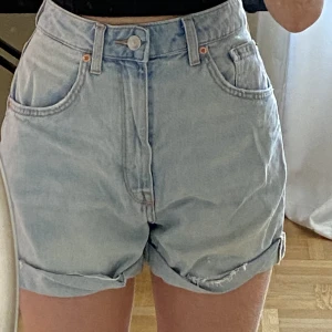 Jeansshorts  - Superfina jeansshorts som tyvärr är alldeles för stora för mig! Använda en gång ❤️ 