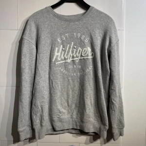 tommy hilfiger tröja - 100 kr (köpt för runt 700 kr, knappt använd, så väldigt bra pris)