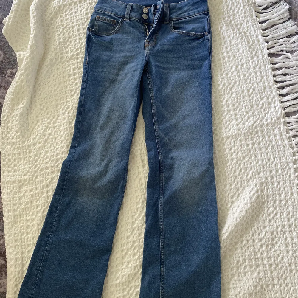 Angel-jeansen från h&m. Använda en gång. Sitter otroligt snyggt! Perfekt längd till mig som är 166 cm. Köpare står för frakt. Jeans & Byxor.