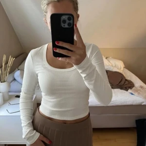 Vit topp - Jättefin vit basic topp i storlek S, som nästan är helt oanvänd. (Använd gärna köp nu) 