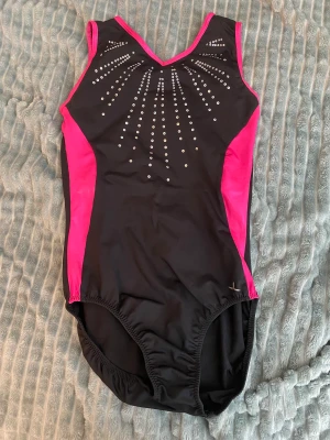 Gymnastikdräkt  - Använd typ en gång. Inga defekter. Är som helt ny. Säljer för att jag inte använder dräkter längre. Kan passa allt från typ storlek  158-164 till  s/m då den är jättestretchig! Väldigt bekväm!! 