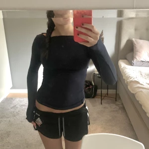 Intimissimi  - intimissimi tröja som knappt används längre. TYVÄRR har jag råkat slita upp lite av tyget vid nacken. Synd inte när man har den på - går säkert o fixa snabbt. Köpt för över 500:- på deras hemsida 💙