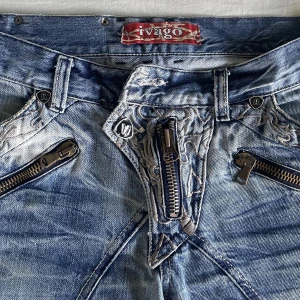 Vintage jeans  - Super coola och unika vintage jeans. Storlek står ej, skulle uppskatta dom till en xs-s. Saknar en knapp på framsidan och är lagade flertal gånger på baksidan, därav priset! kolla gärna in fler annonser på min profil!💗