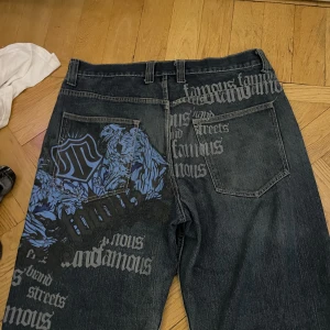 Jeans - Stora jeans, lite slitna där nere och en fläck på framsidan. Skriv vid frågor eller fler bilder!!