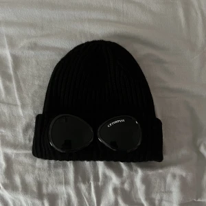 Cp company  - Intressekoll på min cp company mössa. Använts 2-3 gånger. Men är i nyskick. Inga defekter på glasögonen 