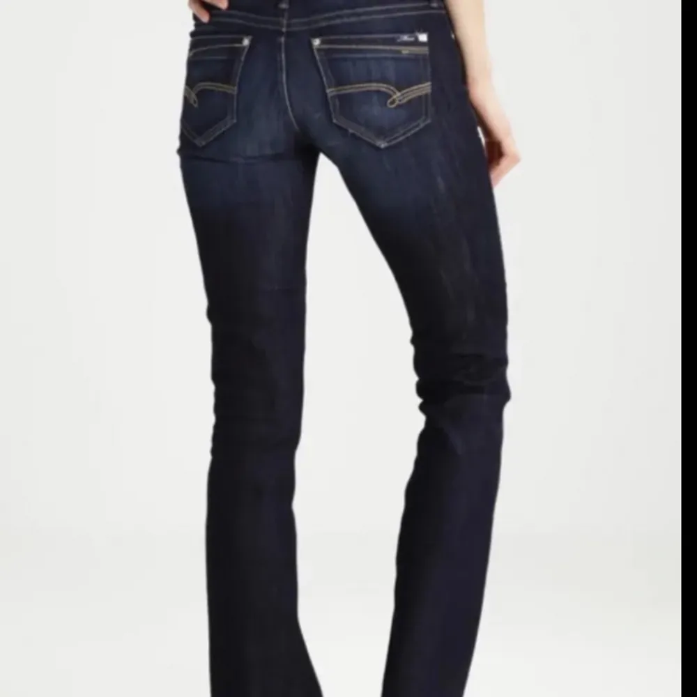 Säljer mina Mavi jeans i modellen bella,skriv för bilder eller frågor💗. Jeans & Byxor.