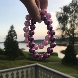 Två vackra pärlarmband  - Säljer dessa två vackra pärlarmband ett lila och ett rosa. Handgjort och nytt. Säljer det lila i denna annons men har det rosa i en annan på min profil. Kontakta gärna vid frågor. Har också andra smycken på min profil.  