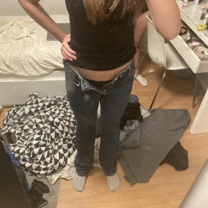 Lågmidjade bootcut jeans  - Säljer mina fina mörkblå lågmidjade bootcut jeans från bikbok då dom tyvärr blivit försmå. De e slitna o lite trasiga vid foten. Ordinarie pris 600kr. Pris kan diskuteras. Skriv gärna om ni har frågor🩷